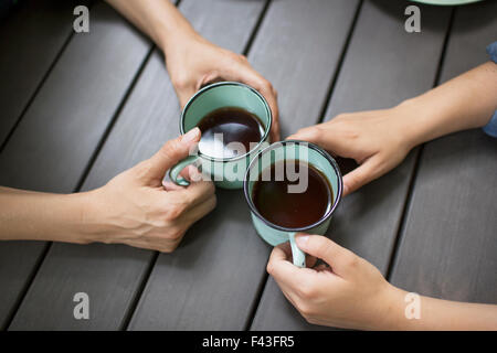 Due persone sedute a un tavolo a bere caffè, visto dall'alto. Foto Stock