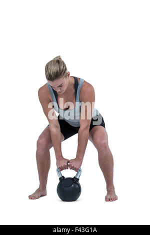 Grave donna muscolare kettlebell di sollevamento Foto Stock