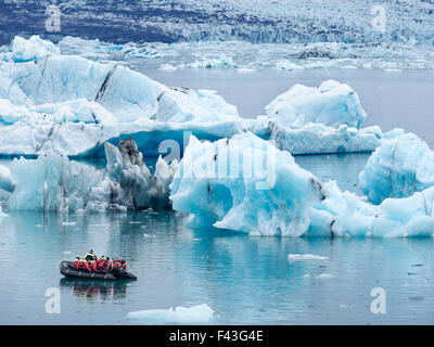 Il lago glaciale in corrispondenza della testa del ghiacciaio Breidamerkurjokull, creata dopo il ghiacciaio in recessione iniziata dal bordo del Atla Foto Stock