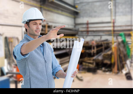 Immagine composita di architetto con blueprint Foto Stock