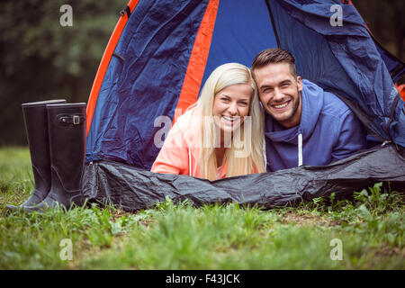 Coppia felice giacente nella loro tenda Foto Stock