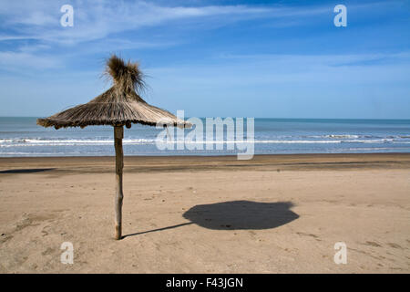 Una solitaria spiaggia presso l'Argentino costa atlantica Foto Stock