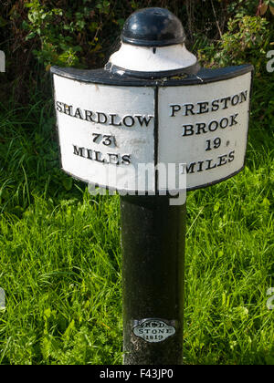 Milepost sui Trent e Mersey Canal in Elworth Sandbach CHESHIRE REGNO UNITO Foto Stock