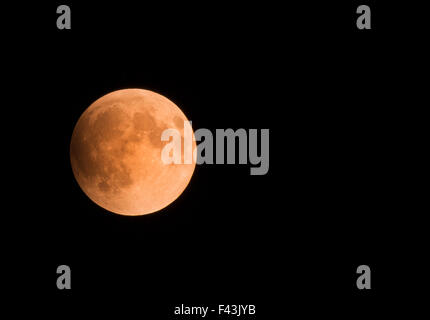 Arancione luna di sangue durante un'ECLISSE LUNARE Foto Stock