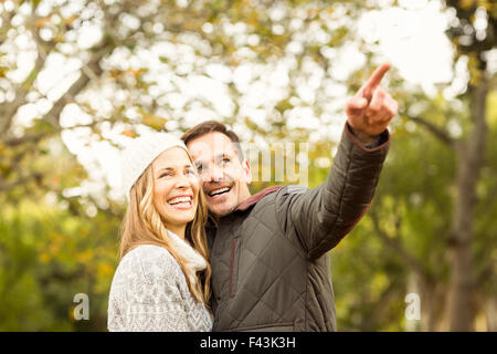 Ritratto di giovane sorridente giovane qualcosa di puntamento Foto Stock