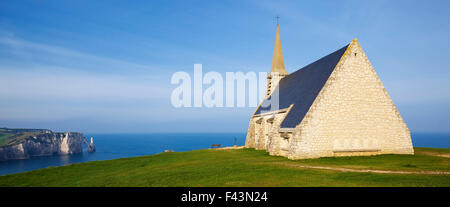 Vista panoramica della chiesa di Notre Dame de la Garde cappella ed Etretat Aval Cliff, in Normandia, Francia, Europa Foto Stock