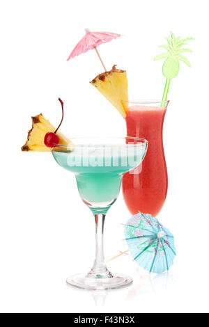 Due cocktail tropicali con ananas. Isolato su bianco Foto Stock