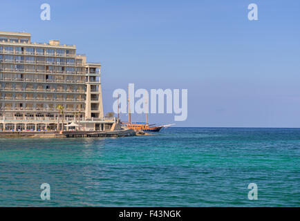 Tall Ship entrando in St Julians Bay Foto Stock