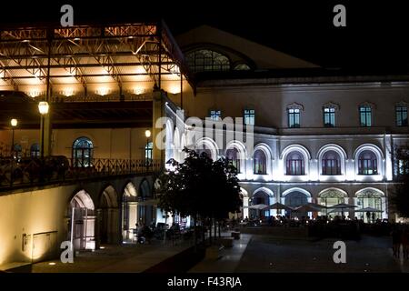 Lisbona, Portogallo - 23 ottobre 2014: vista laterale della stazione Rossio edificio a notte a Lisbona, Portogallo Foto Stock