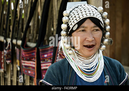 Donna Akha con denti nero vendita sacchetti tradizionali in un villaggio intorno a Kengtung (Kyaingtong), Stato Shan, Myanmar Foto Stock