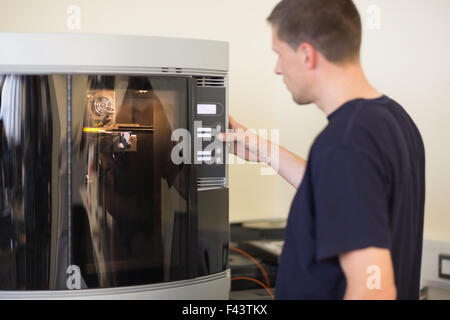 Studente di ingegneria con stampante 3D Foto Stock