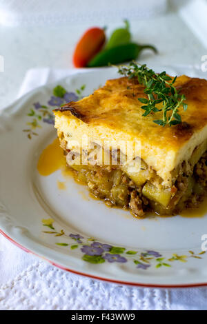 La moussaka bulgara con patate e carne macinata e top con crostini di miscela di yogurt e uova La moussaka Foto Stock