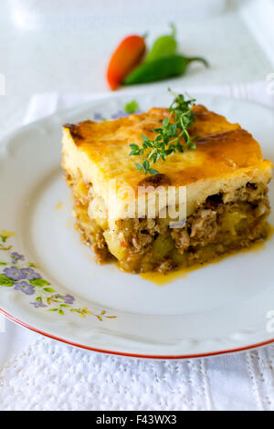 La moussaka bulgara con patate e carne macinata e top con crostini di miscela di yogurt e uova La moussaka Foto Stock