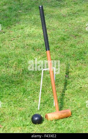 Croquet Mallet poggiando su hoop Foto Stock