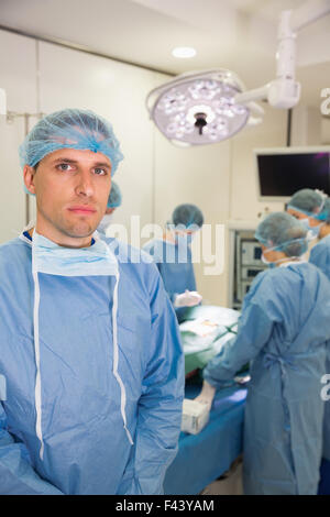 Studente di medicina in marcia chirurgico Foto Stock