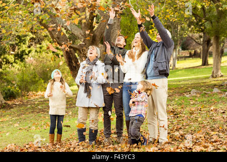 La famiglia felice che giocano nel parco insieme Foto Stock