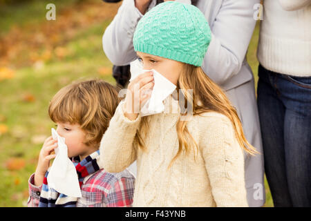 Famiglia di malati soffia il naso Foto Stock