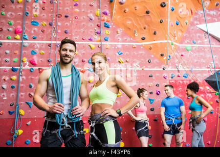 Montare la gente ottenere pronto per l'arrampicata Foto Stock