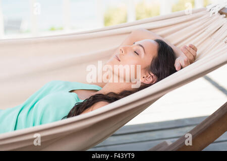 Bella bruna relax su una amaca Foto Stock