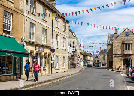 Negozi sulla Piazza del Mercato nel centro della storica città mercato di Oundle, Northamptonshire, England, Regno Unito Foto Stock