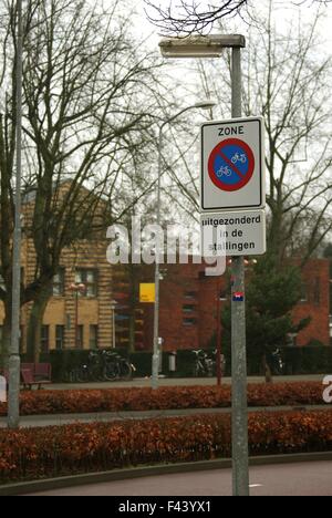Segnale di informazione sul traffico su una strada principale nella città di Nunspeet Central Holland Gelderland Netherlands NL 2014 Foto Stock
