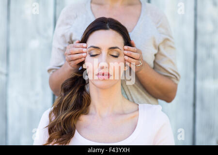 Donna ricevendo la terapia reiki Foto Stock