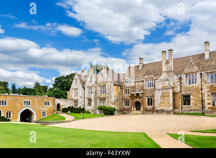 Il cortile e ingresso al Castello di Rockingham, vicino a Corby, Northamptonshire, England, Regno Unito Foto Stock