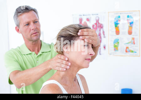 Medico di fare la regolazione del collo Foto Stock