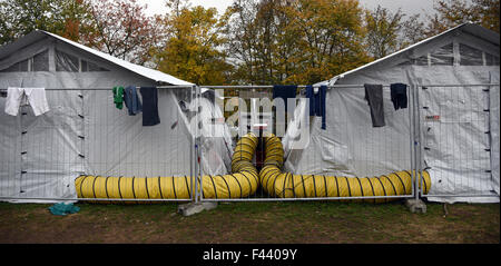 Ellwangen, Germania. Xiv oct, 2015. In Ellwangen centro di elaborazione per i rifugiati, le tende sono riscaldati con aria calda durante le basse temperature di Ellwangen, Germania, 14 ottobre 2015. Foto: Stefan Puchner/dpa/Alamy Live News Foto Stock