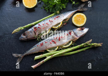 Makrele con asparagi verdi Foto Stock