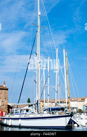 Gli edifici sul lungomare e yacht in Port Grimaud, Costa Azzurra, Francia Foto Stock