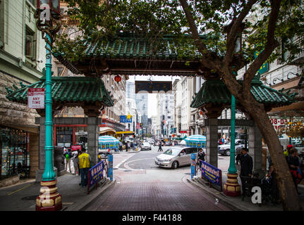 Gateway Arch (Dragon Gate) su Grant Avenue Chinatown di San Francisco in California Foto Stock