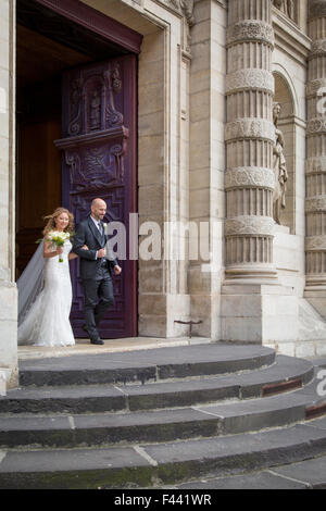 Cerimonia di matrimonio all'interno Eglise Saint Etienne du Mont, Quartiere Latino, Parigi Francia Foto Stock