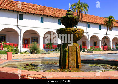 Santa Barbara missione sulla Laguna Street in California. Fondata da Padre Fermin Lasuen nel 1786 Foto Stock