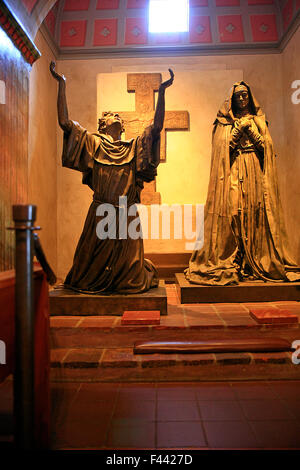 Statue religiose all'interno della Santa Barbara cappella missione in California. Foto Stock