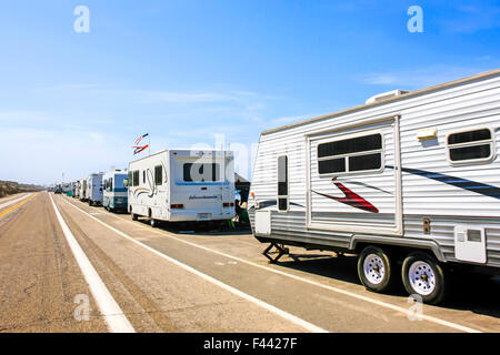 Camper e roulotte parcheggiate sul PCH - Pacific Coast Highway Rte 1 appena al di fuori di Ventura in California Foto Stock