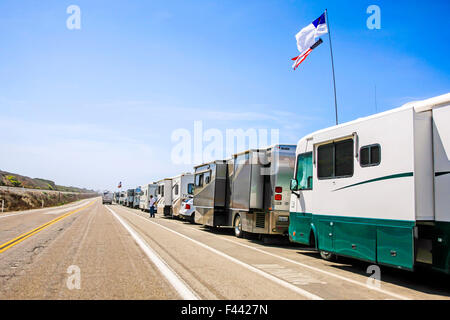 Camper e roulotte parcheggiate sul PCH - Pacific Coast Highway Rte 1 appena al di fuori di Ventura in California Foto Stock