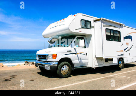 Camper e roulotte parcheggiate sul PCH - Pacific Coast Highway Rte 1 appena al di fuori di Ventura in California Foto Stock