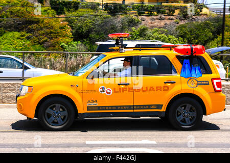 California Lifeguard giallo 4X4 VEICOLO SUV pattugliano la zona spiaggia intorno Ventura Foto Stock