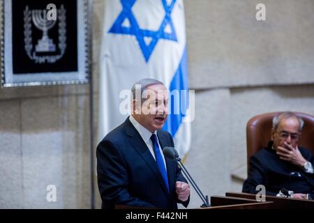 (151014) -- Gerusalemme, il 14 ottobre 2015 (Xinhua) -- Il Primo Ministro israeliano Benjamin Netanyahu (C) indirizzi il parlamento israeliano durante una sessione speciale alla Knesset (parlamento israeliano) a Gerusalemme, dal 14 ottobre, 2015. Il Primo Ministro israeliano Benjamin Netanyahu sta spingendo per ulteriori misure di sicurezza per combattere la crescente ondata di violenza, immerso in uno dei più letali giorni di attacchi contro israeliani nel mese passato. Netanyahu ha convocato il suo top ottone dei ministri, un forum noto come il gabinetto di sicurezza per discutere di ulteriori misure per limitare l'ondata di attentati terroristici, con l'ala destra ministri pushi Foto Stock