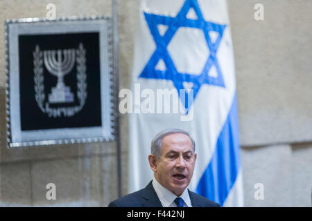 (151014) -- Gerusalemme, il 14 ottobre 2015 (Xinhua) -- Il Primo Ministro israeliano Benjamin Netanyahu affronta il parlamento israeliano durante una sessione speciale alla Knesset (parlamento israeliano) a Gerusalemme, dal 14 ottobre, 2015. Il Primo Ministro israeliano Benjamin Netanyahu sta spingendo per ulteriori misure di sicurezza per combattere la crescente ondata di violenza, immerso in uno dei più letali giorni di attacchi contro israeliani nel mese passato. Netanyahu ha convocato il suo top ottone dei ministri, un forum noto come il gabinetto di sicurezza per discutere di ulteriori misure per limitare l'ondata di attentati terroristici, con l'ala destra ministri premendo f Foto Stock