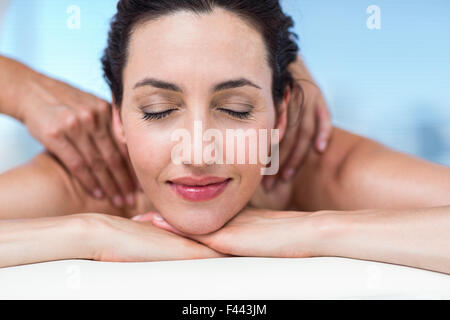 Sorridente brunette getting massaggio alla schiena Foto Stock