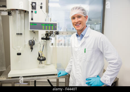 Il farmacista utilizzando macchinari di fare medicina Foto Stock