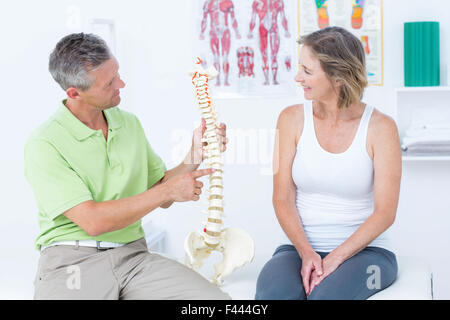 Medico che mostra la colonna vertebrale anatomica Foto Stock