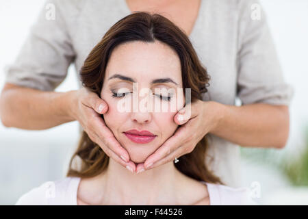 Donna ricevendo la terapia reiki Foto Stock