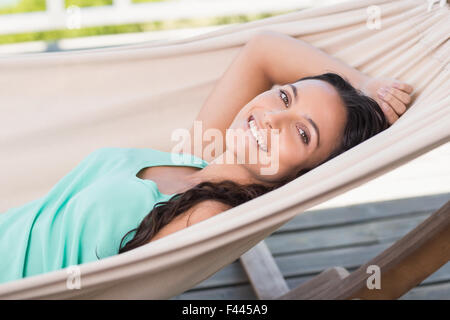 Bella bruna relax su una amaca Foto Stock