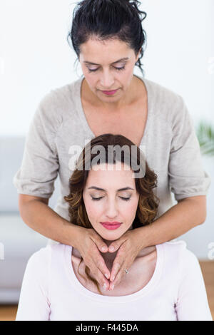 Donna ricevendo la terapia reiki Foto Stock