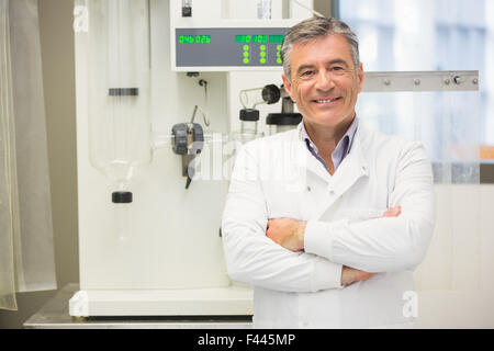 Il farmacista utilizzando macchinari di fare medicina Foto Stock