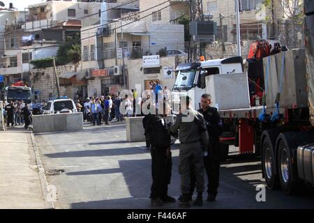 Gerusalemme. Xiv oct, 2015. Forze di sicurezza israeliane si raccolgono sul sito dove un blocco stradale è impostato su una strada vicino al quartiere palestinese di Ras al-Amud a Gerusalemme est, dal 14 ottobre, 2015. Israele ha iniziato Mercoledì mattina a sigillare i quartieri palestinesi a Gerusalemme Est e il dispiegamento di soldati sulle strade principali in risposta ad un pendolamento ondata di attentati, hanno detto i funzionari. Credito: Muammar Awad/Xinhua/Alamy Live News Foto Stock