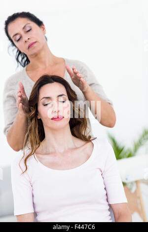 Calma donna ricevere trattamento reiki Foto Stock